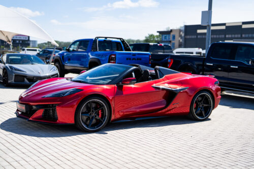 2026 Chevrolett Corvette bal szemből fotózva piros színben