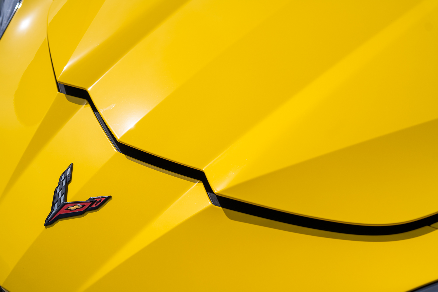 Chevrolet Corvette Stingray embléma a motorháztetőn