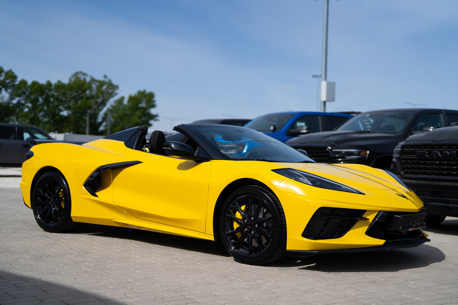 Sárga Chevrolet Corvette Stingray első háromnegyed nézetből