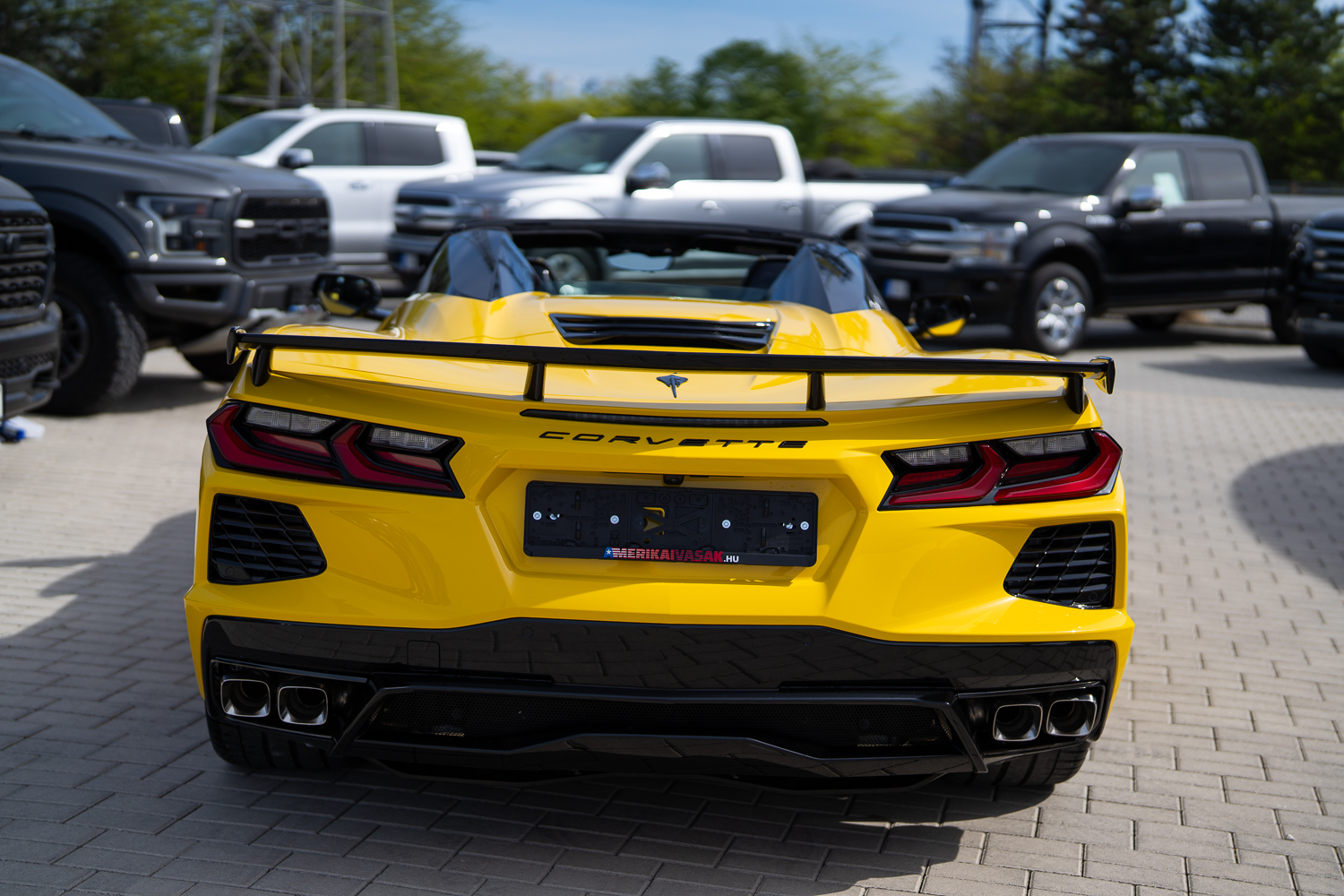 Sárga Chevrolet Corvette Stingray hátsó nézetből
