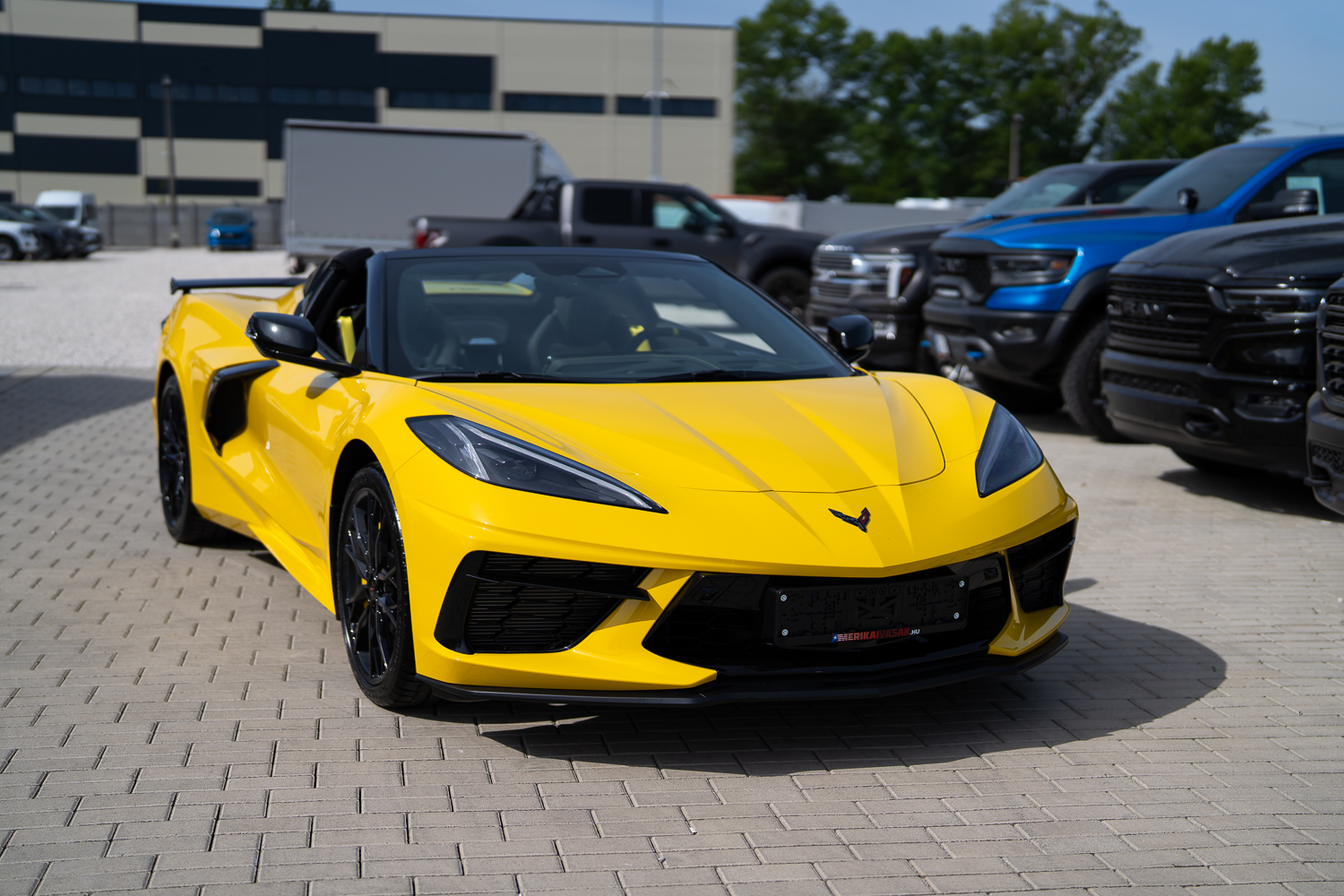Sárga Chevrolet Corvette Stingray első nézetből, Amerikaivasak modelloldal hero kép