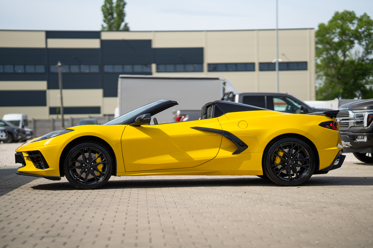 Chevrolet Corvette Stingray oldalnézet sárga fényezéssel