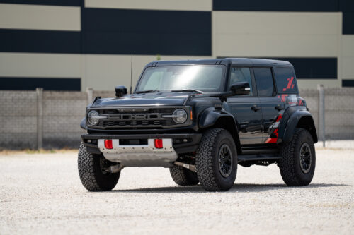 Ford Bronco Raptor Orange Edition elölnézetből, hatalmas FORD felirattal az orron és széles Raptor karosszériával